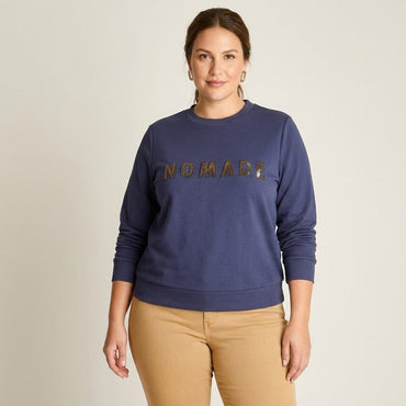 Polerón Azul Escote Redondo con Estampado Frontal en modelo plus size