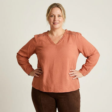 Blusa Terracota Escote V con Aplicación en Hombros en modelo plus size