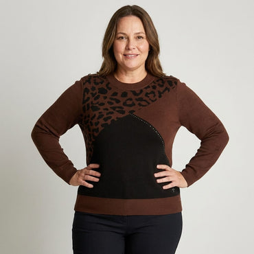 Sweater Café con Estampado Animal Print y Detalles de Pedrería en Tejido en modelo plus size