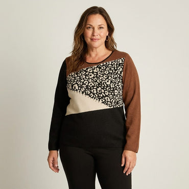Sweater Negro con Bloques de Color y Estampado Animal Print en Tejido en modelo plus size