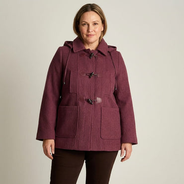 Montgomery Burdeo con Gorro y Alamares en modelo plus size