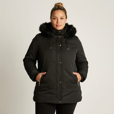 Parka Negra con Gorro fijo y Forro en modelo plus size