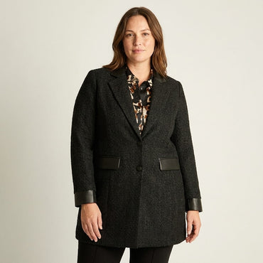 Abrigo Negro con Lúrex, Dos Botones y Detalles en Ecocuero en modelo plus size