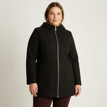 Abrigo negro con capucha y cierre frontal en modelo plus size