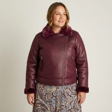 Chaqueta Burdeo Tipo Aviadora en Ecocuero con Sherpa en modelo plus size