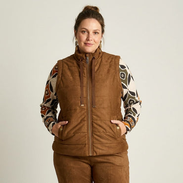 Chaqueta Camel de Suede Sin Mangas con Diseño Quilted y Cierre Full Zipper en modelo plus size