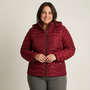 Parka Corta Roja con Diseño Quilted, Forro y Gorro en modelo plus size