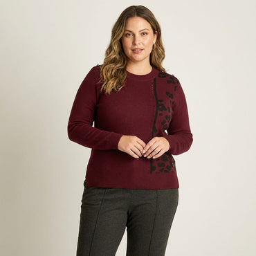 Sweater Burdeo con Estampado Animal Print y Detalles de Pedrería en Tejido en modelo plus size