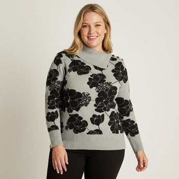 Sweater Gris con Estampado Floral y Cuello Asimétrico en Tejido en modelo plus size