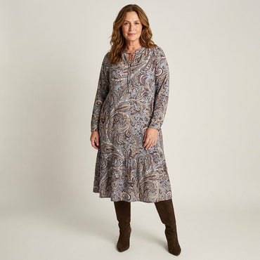 Vestido Largo Beige Con Estampado Y Cuello Mao en modelo plus size