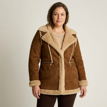Chaqueta Camel de Suede con Forro Sherpa y Solapa Amplia en modelo plus size