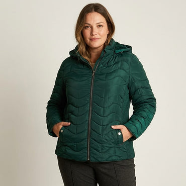 Parka Corta Verde con Diseño Quilted en Ondas, Forro y Gorro en modelo plus size