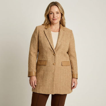 Abrigo Camel con Dos Botones y Detalles en Ecocuero en modelo plus size