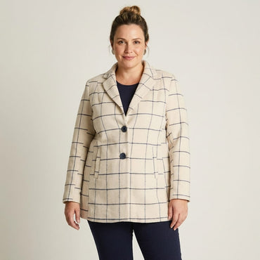 Abrigo Beige con Estampado a Cuadros y Dos Botones en modelo plus size