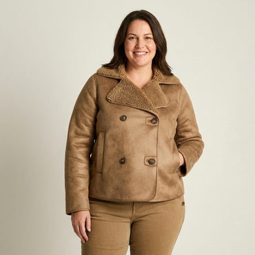 Chaqueta Camel en Ecocuero con Cuello Sherpa y Doble Botonadura en modelo plus size