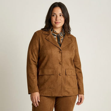 Chaqueta Camel de Suede con Tres Botones y Bolsillos en modelo plus size