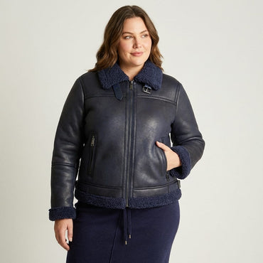 Chaqueta Aviadora Azul con Forro Sherpa y Detalle de Hebilla en modelo plus size