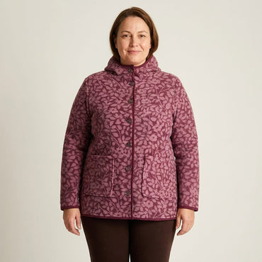 Polerón Polar Burdeo con Estampado Floral, Botones y Gorro en modelo plus size
