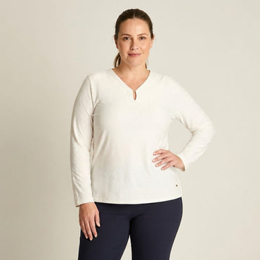 Polera Crudo Manga Larga con Detalle en el Escote en modelo plus size