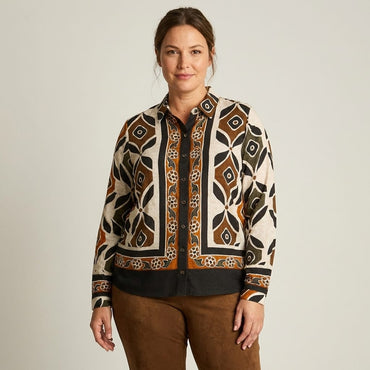 Blusa Camel Manga Larga Con Estampado Geométrico Floral en modelo plus size