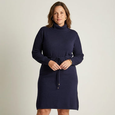 Vestido tejido azul marino con cuello alto y amarra en cintura en modelo plus size