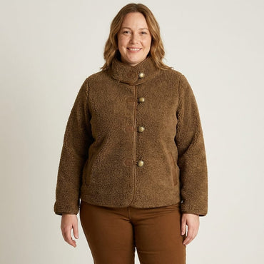 Chaqueta Café de Sherpa con Botones y Detalles en Ecocuero en modelo plus size