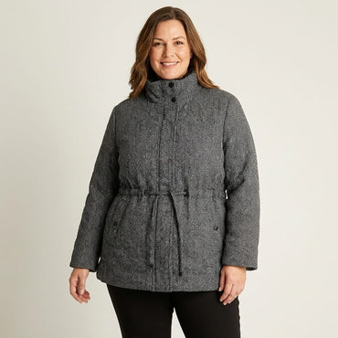 Parka Negra con Estampado Espiga y Cordón en Cintura en modelo plus size