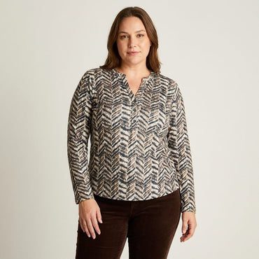 Polera Azul Estampada Escote Mao en modelo plus size