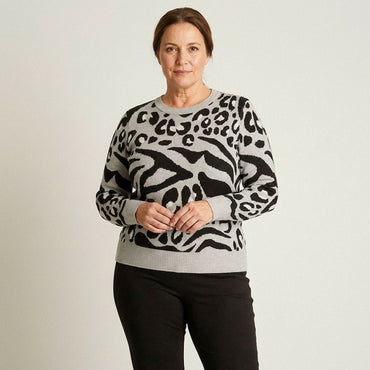 Sweater Gris con Estampado Animal Print Jacquard en Tejido en modelo plus size