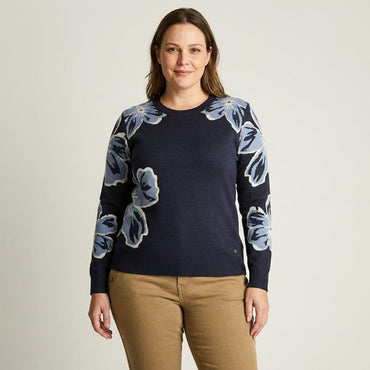 Sweater Azul Marino con Estampado Floral en modelo plus size