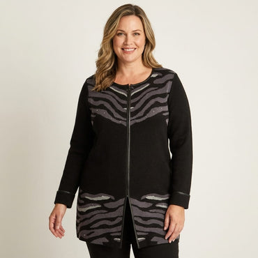 Tapado Negro con Estampado Animal Print y Detalles de Pedrería en Tejido en modelo plus size