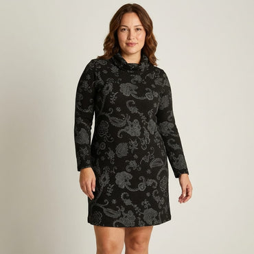 Vestido Negro en Lanilla con Cuello Alto y Estampado Floral en modelo plus size