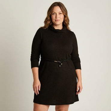 Vestido negro de lanilla con cuello alto y cinturón en modelo plus size