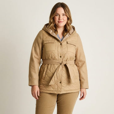 Abrigo Camel con Capucha, Quilt y Amarra en Cintura en modelo plus size