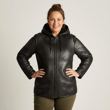 Chaqueta Negra de Ecocuero con Gorro y Forro Sherpa en modelo plus size