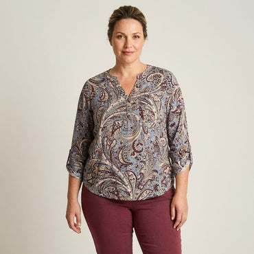 Blusa Azul con Estampado Floral y Manga Roll Up en modelo plus size