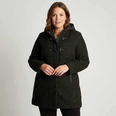 Abrigo verde oscuro con capucha en modelo plus size