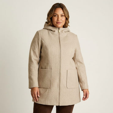 Abrigo beige con capucha y cierre frontal en modelo plus size