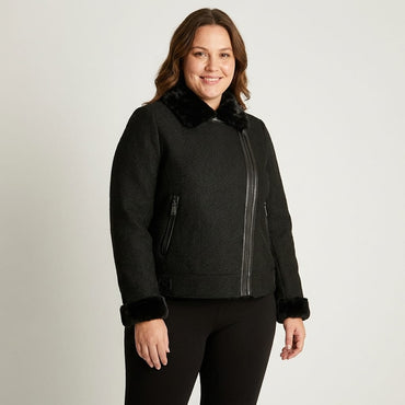 Chaqueta Negra Bondeada con Forro Sherpa y Cierre Frontal en modelo plus size