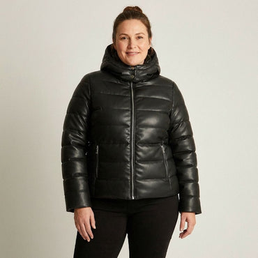 Parka Negra de Ecocuero con Diseño Quilted y Gorro en modelo plus size