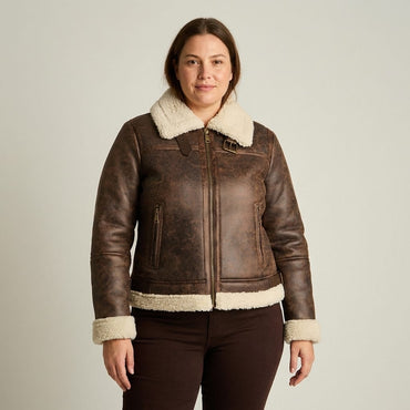 Chaqueta Aviadora Café con Forro Sherpa y Detalle Envejecido en modelo plus size