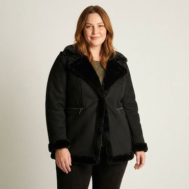 Chaqueta Negra de Suede con Forro Sherpa y Solapa Amplia en modelo plus size