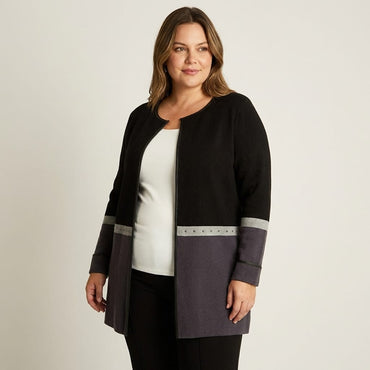 Tapado Negro con Bloques de Color y Detalles en Cuero Sintético en Tejido en modelo plus size