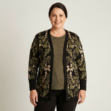 Tapado Verde con Estampado Floral Jacquard en Tejido en modelo plus size
