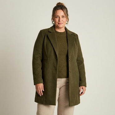 Abrigo verde oliva de dos botones con bolsillos en modelo plus size