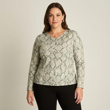 Polera Pistacho Estampada Manga Larga Escote V en modelo plus size