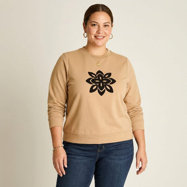Polerón Camel Escote Redondo con Estampado Frontal en modelo plus size
