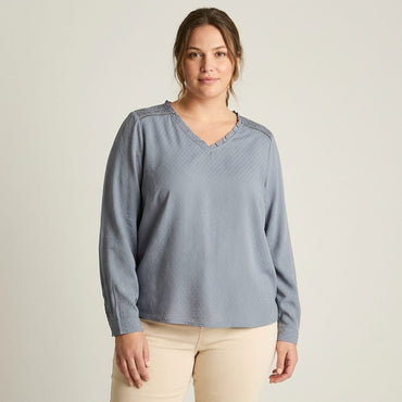 Blusa Índigo Escote V con Aplicación en Hombros en modelo plus size