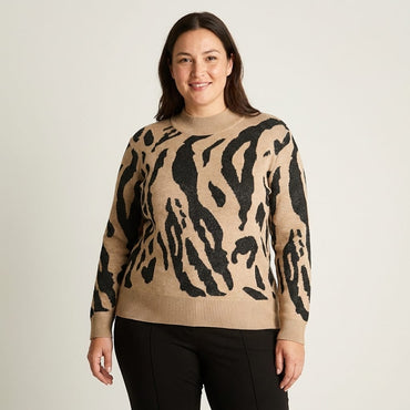 Sweater Camel con Estampado Animal Print y Lúrex en Tejido en modelo plus size