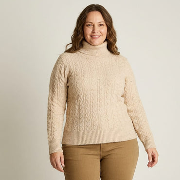 Sweater Beige con Cuello Alto y Trenzado Jaspeado en Tejido en modelo plus size